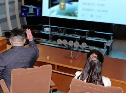 金正恩視察時，桌上放著火柴盒和菸灰缸。朝中社