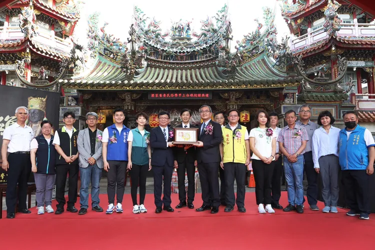 國家重要民俗「學甲上白礁」授證典禮，文化部常務次長李連權(左7)，慈濟宮陳副董事長。南市府提供