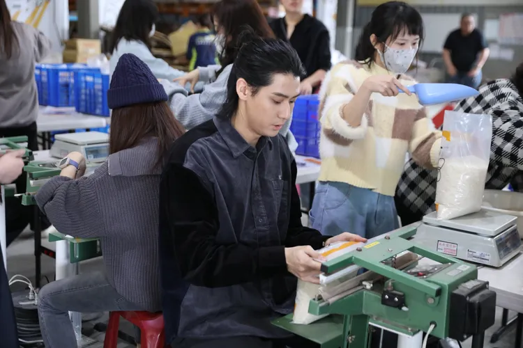 李玉璽當包米志工。李玉璽後援會提供