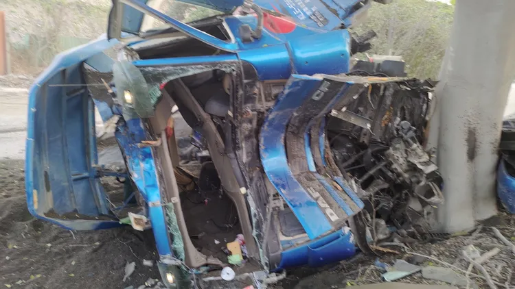 劉男所駕駛砂石車自撞路樹，巨大撞擊力，將車頭幾乎剖半。讀者提供