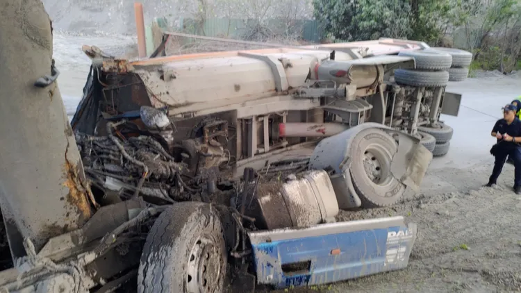 劉男所駕駛砂石車自撞路樹，巨大撞擊力，將車頭幾乎剖半。讀者提供