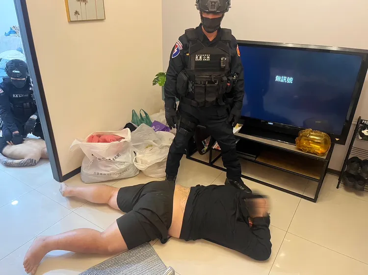 警方攻堅喝令嫌犯趴在地上。警方提供