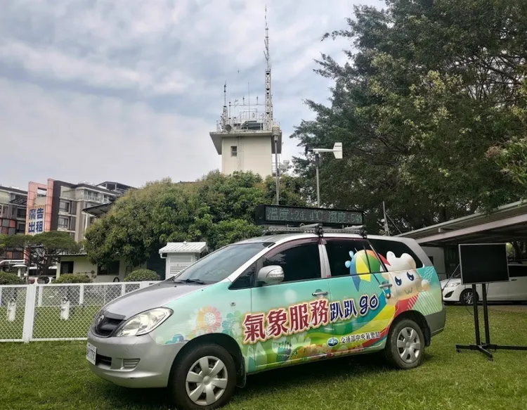 氣象局在遶境期間出動服務專車，隨時提供最新氣象資訊。氣象局提供