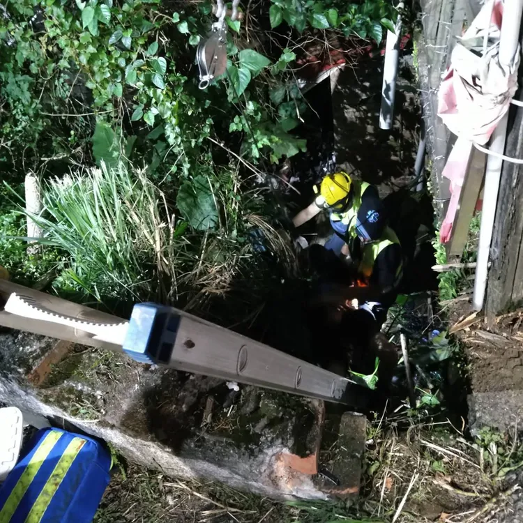 警消利用器材車吊臂準備將莊男吊起。新北市消防局提供