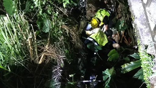 疑路況不熟又騎太快 痛痛der!新北騎士衝落2公尺深橋下