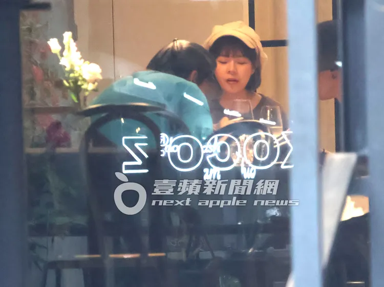 林哲熹和女友Cindy，和陪同的哥哥林頤原跟女友，親友團一行人一起試吃菜色討論。特勤中心攝