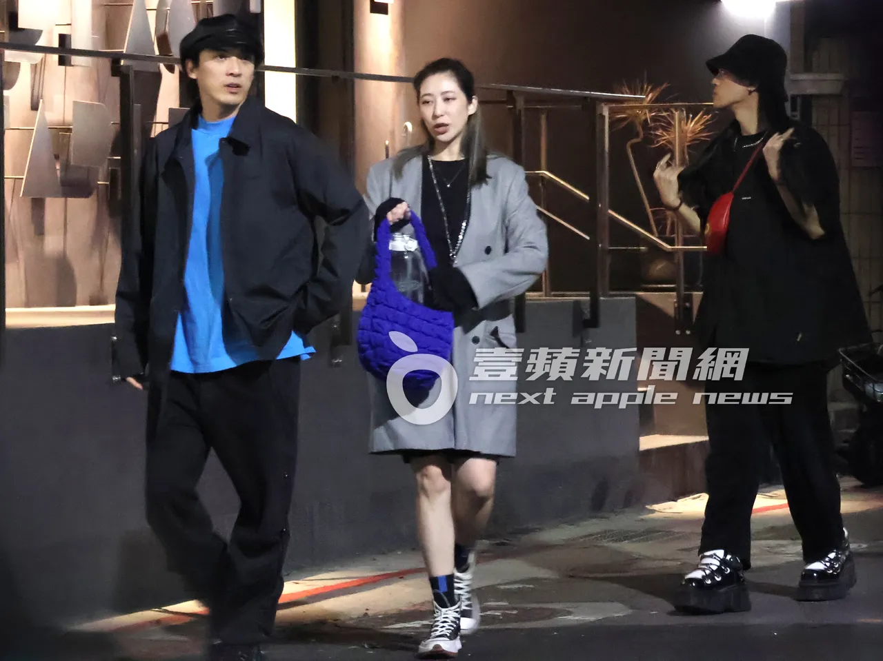 試菜完後,林哲熹(左起)跟女友Cindy及哥哥林頤原,穿上外套步出餐廳。特勤中心攝