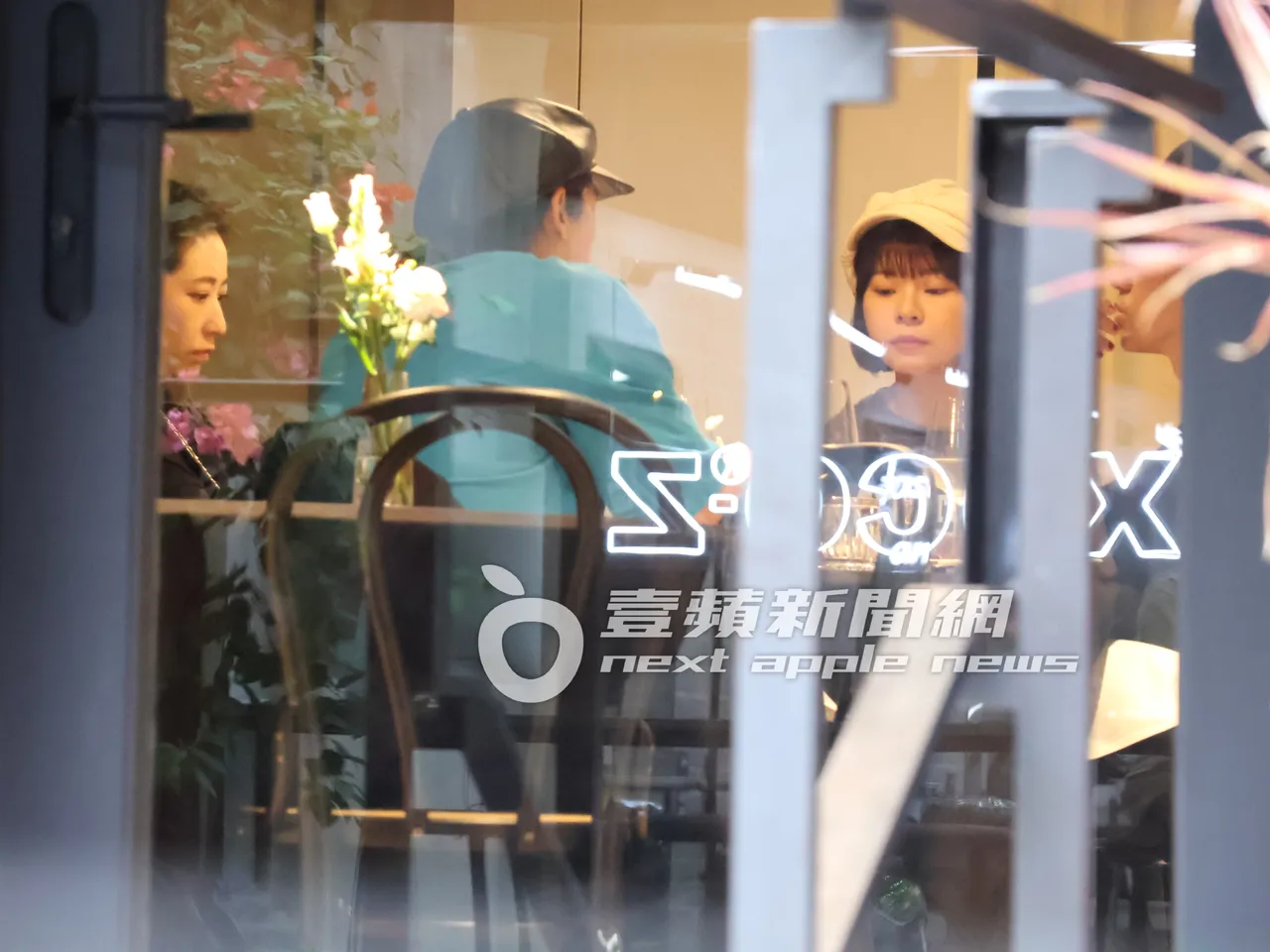 影帝林哲熹(左二)和女友Cindy,及哥哥林頤原跟女友,親友一行人邊吃餐點邊討論。特勤中心攝