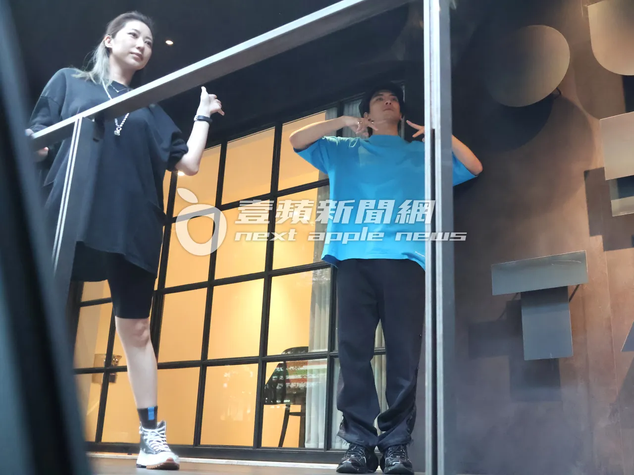 林哲熹(右)與身材姣好的女友Cindy,小倆口擺出可愛姿勢拍照。特勤中心攝