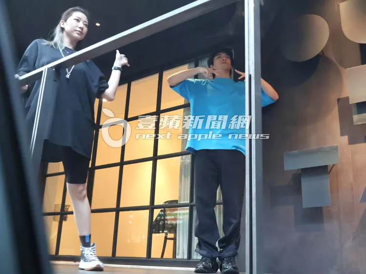 林哲熹（右）與身材姣好的女友Cindy，小倆口擺出可愛姿勢拍照。特勤中心攝