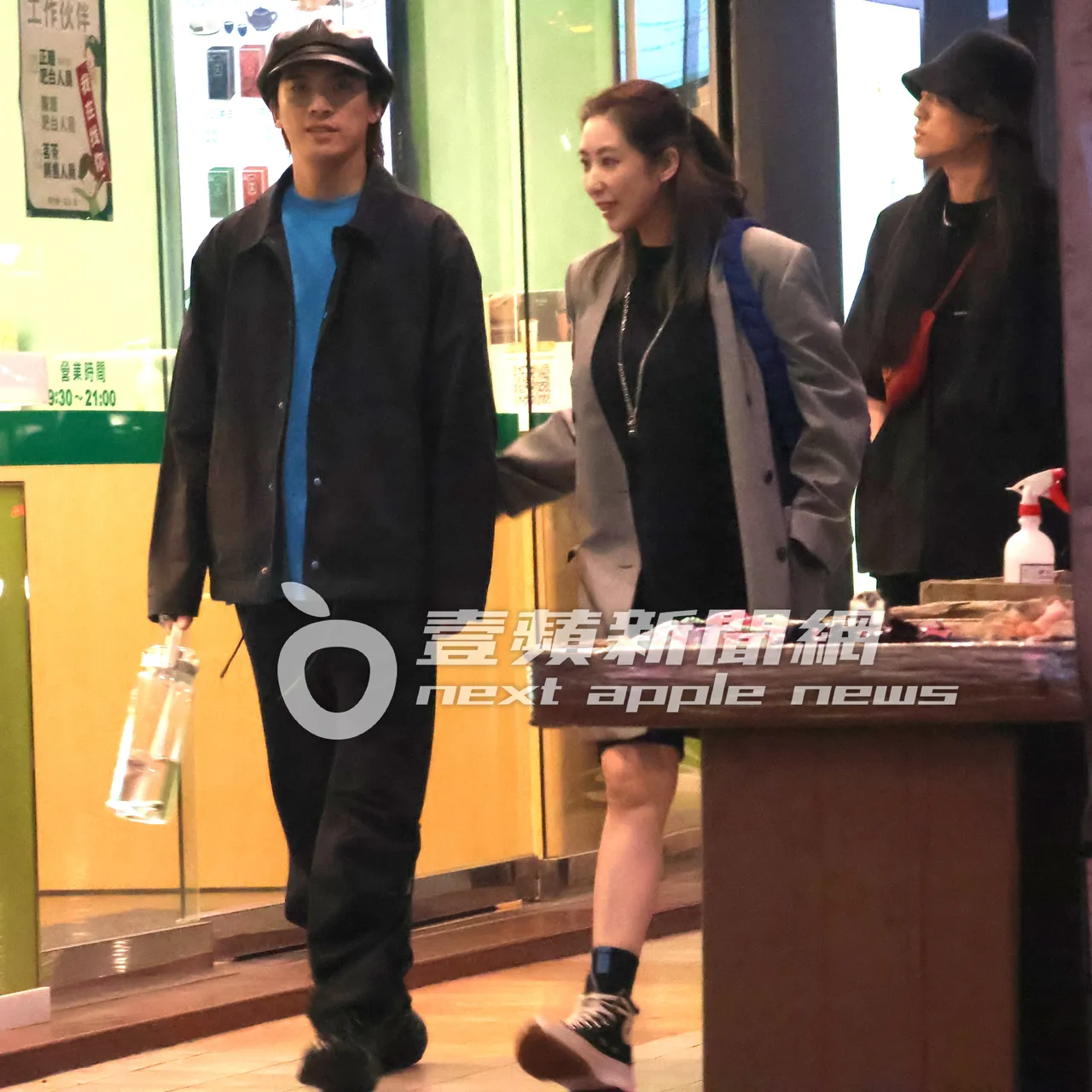 女友兼經紀人的Cindy(中),嬌羞的勾著男友林哲熹的手逛街漫步。特勤中心攝