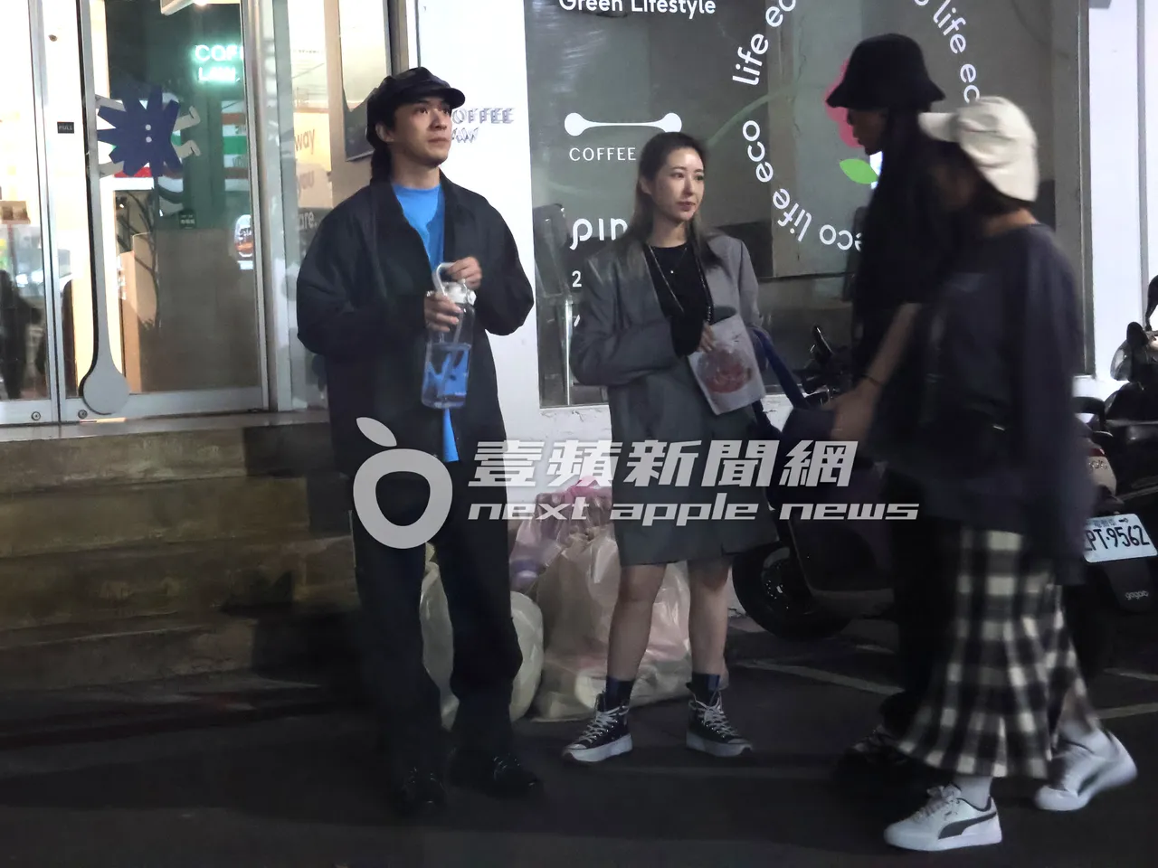 影帝林哲熹(左)和女友兼經紀人Cindy,及親友團在路邊聊天。特勤中心攝