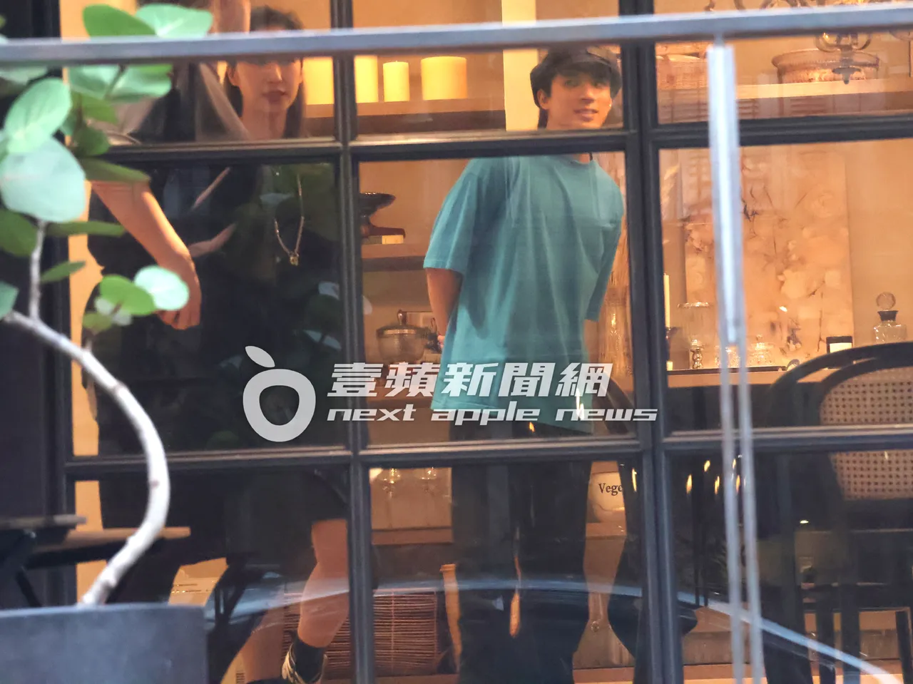 林哲熹(右)面露滿意笑容與女友Cindy一起參觀餐廳。特勤中心攝