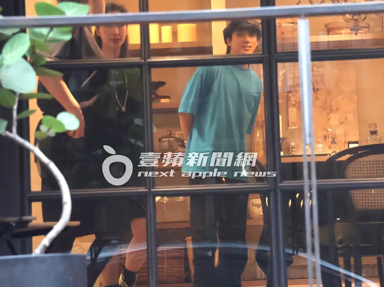 林哲熹（右）面露滿意笑容與女友Cindy一起參觀餐廳。特勤中心攝