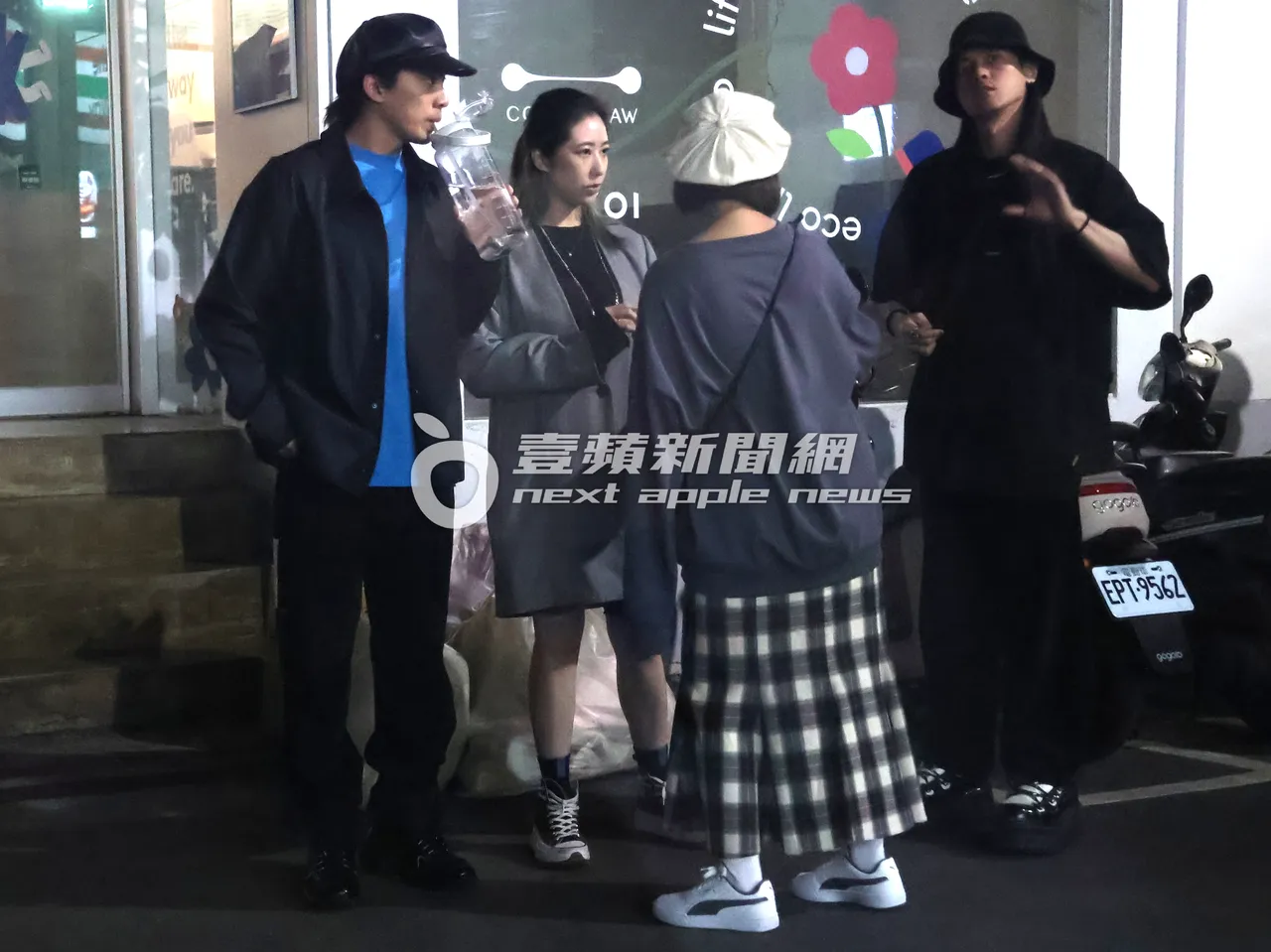 林頤原(右起)比手畫腳說話,一群人仔細聆聽。特勤中心攝