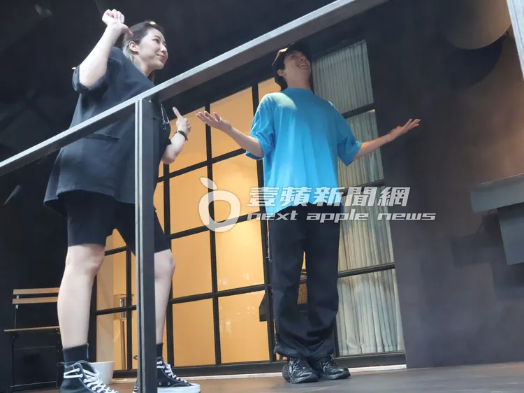 影帝林哲熹（右）擺出唯我獨尊的姿勢，跟女友Cindy甜蜜合照。特勤中心攝