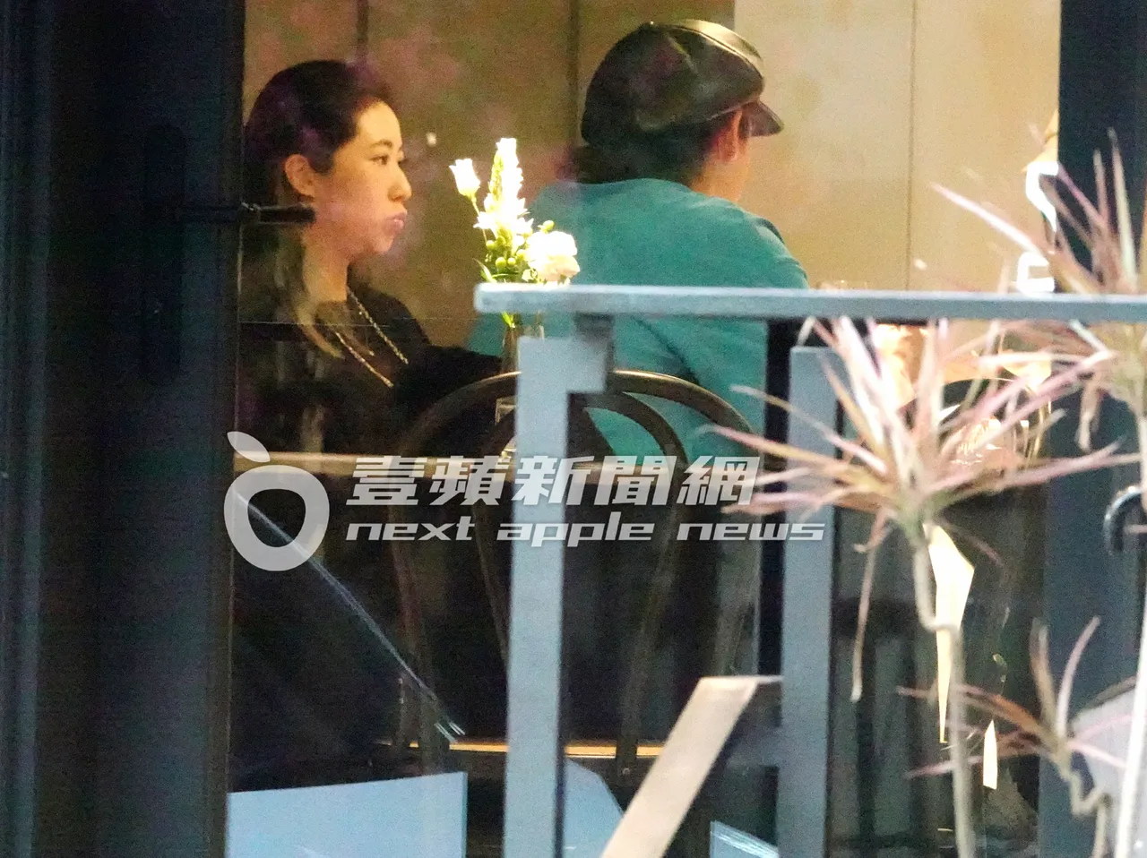 林哲熹(右)和女友Cindy開始試吃預約制私廚餐廳的菜色。特勤中心攝