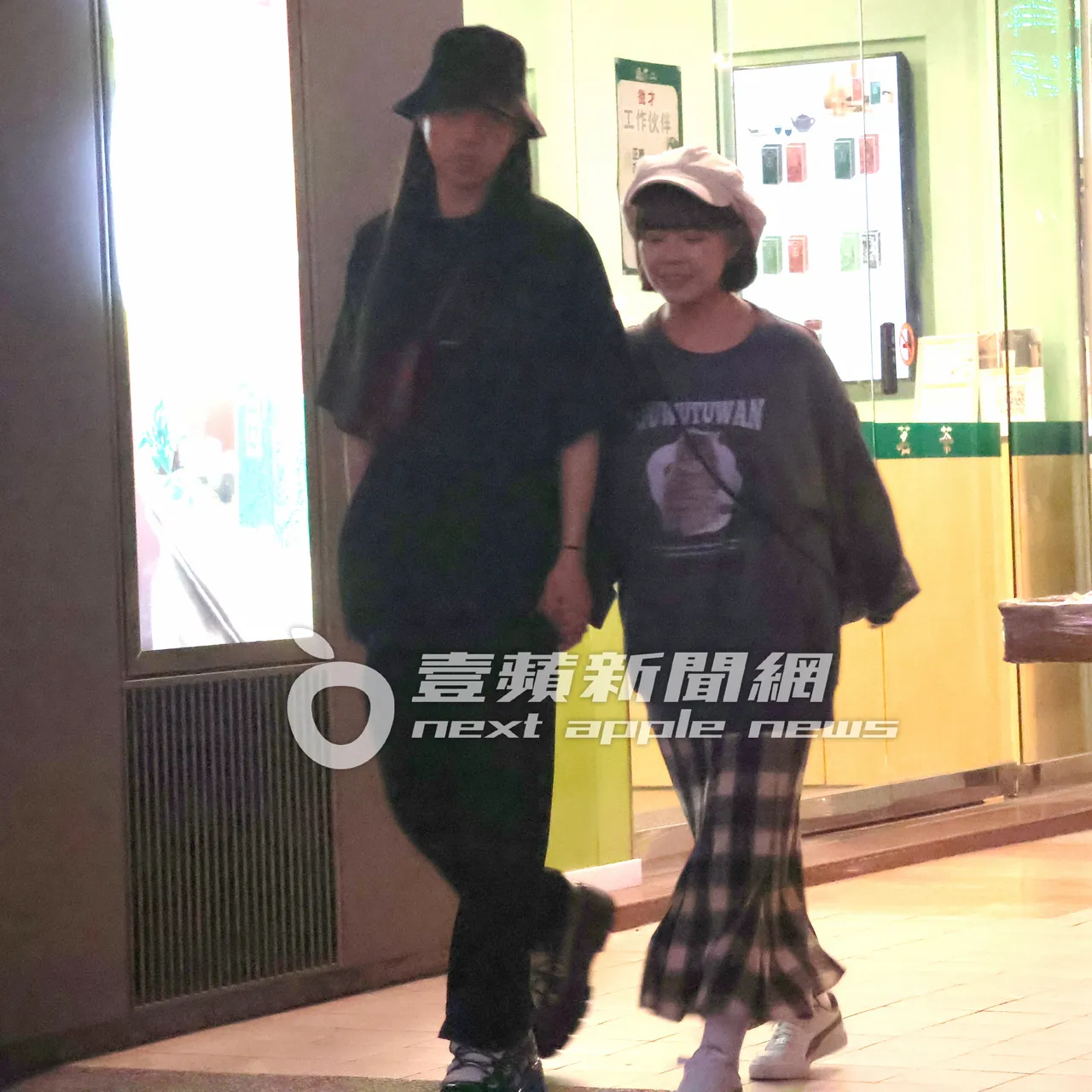 林哲熹哥哥林頤原(左),也牽著小女友緊跟在後放閃。特勤中心攝