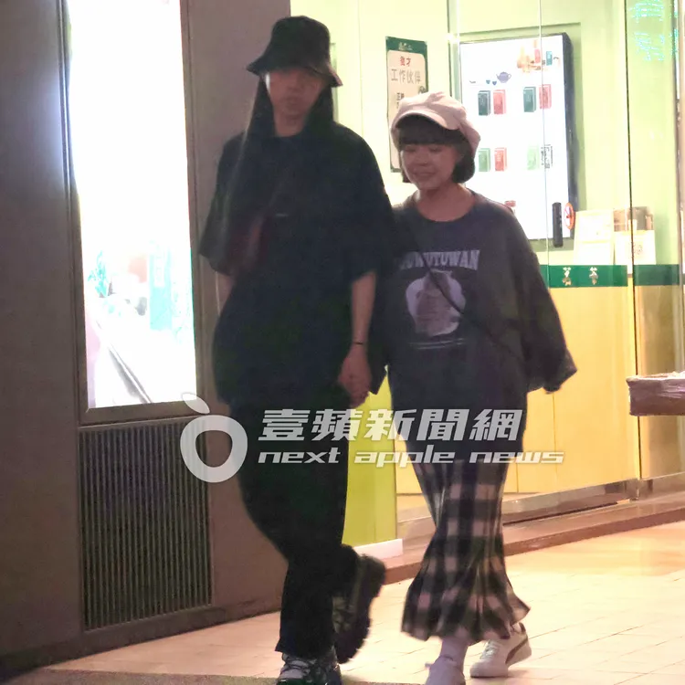 林哲熹哥哥林頤原（左），也牽著小女友緊跟在後放閃。特勤中心攝