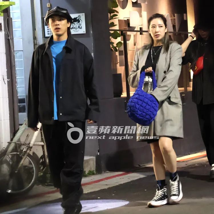 林哲熹（左）和女友Cindy吃飽喝足後，無罩悠閒散步。特勤中心攝