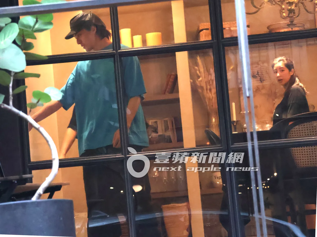 法國影帝林哲熹(左)與交往9年的未婚妻Cindy,在「黑色餐桌」韓式餐廳場勘。特勤中心攝