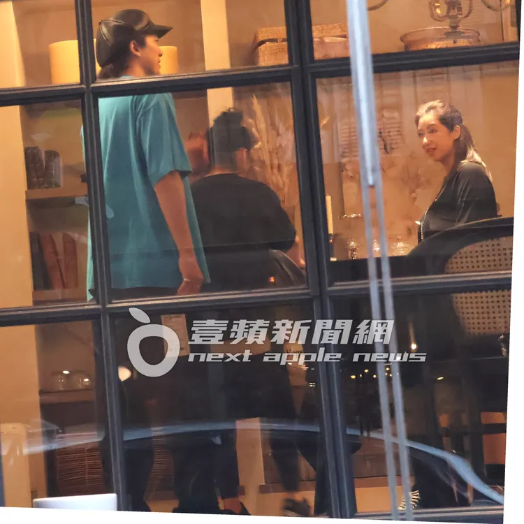 法國影帝林哲熹（左）與女友Cindy，在韓式預約制私廚場勘，不時望向彼此討論。特勤中心攝
