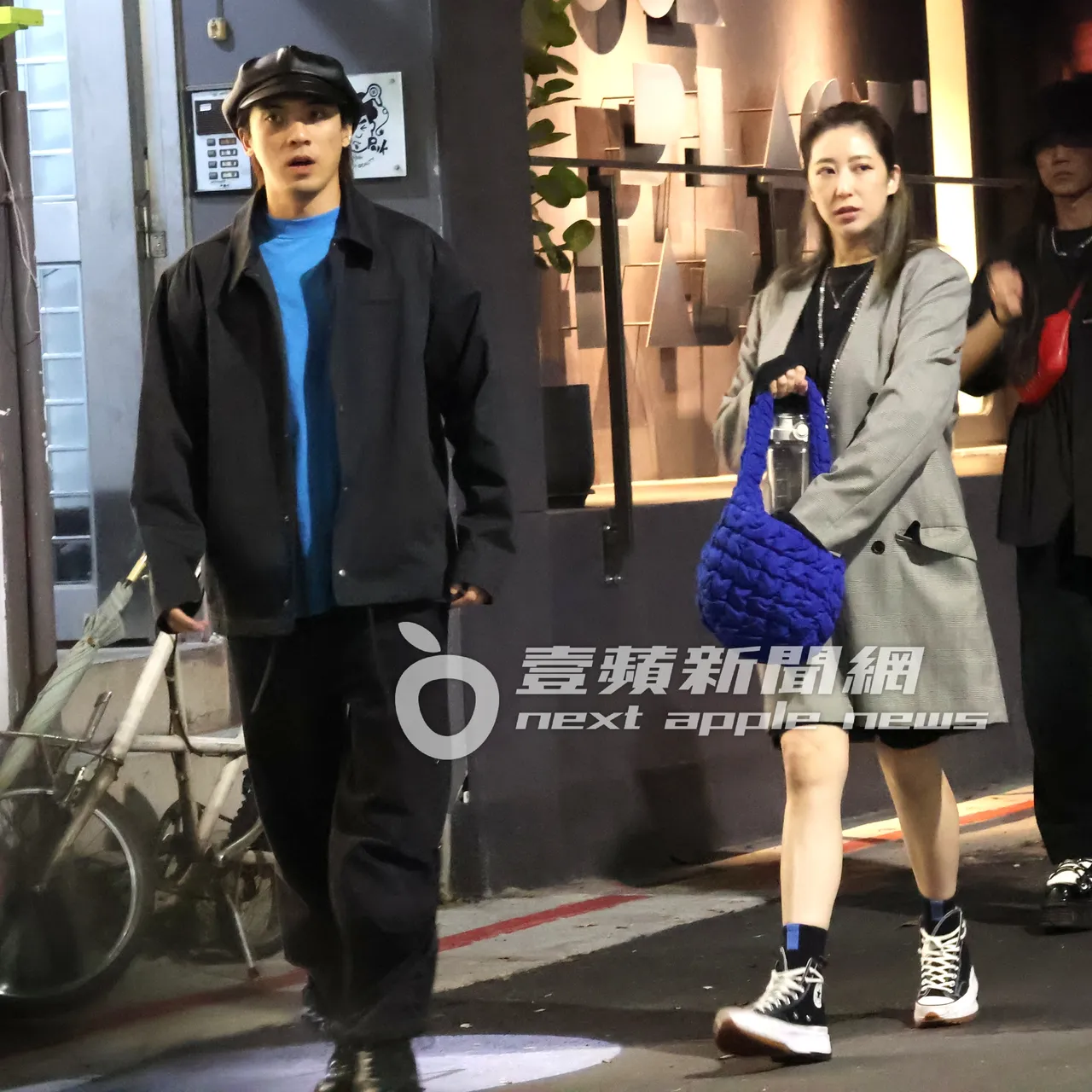 林哲熹女友Cindy(右),像是忘了什麼東西,手在包包裡翻找。特勤中心攝