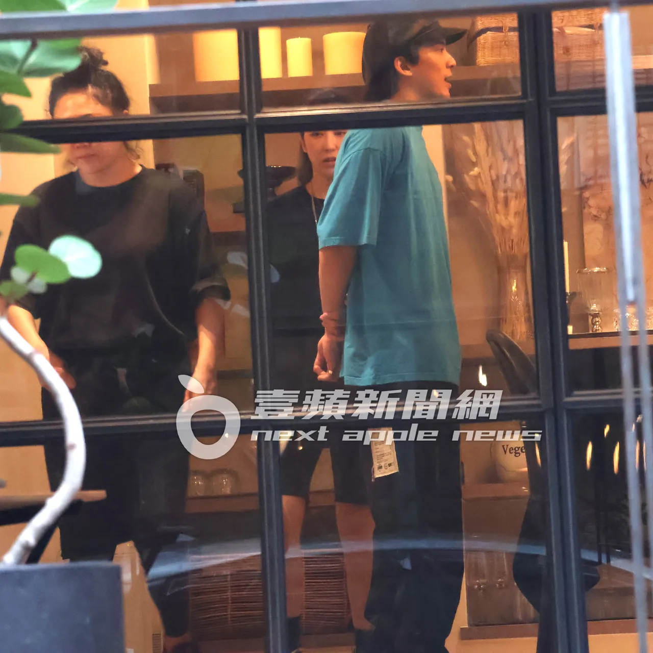 林哲熹(右)很仔細的在餐廳內觀看擺設,女友Cindy在旁愛相隨。特勤中心攝