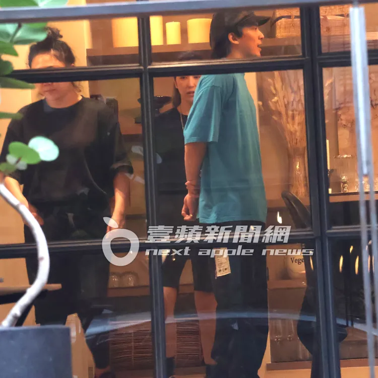 林哲熹（右）很仔細的在餐廳內觀看擺設，女友Cindy在旁愛相隨。特勤中心攝