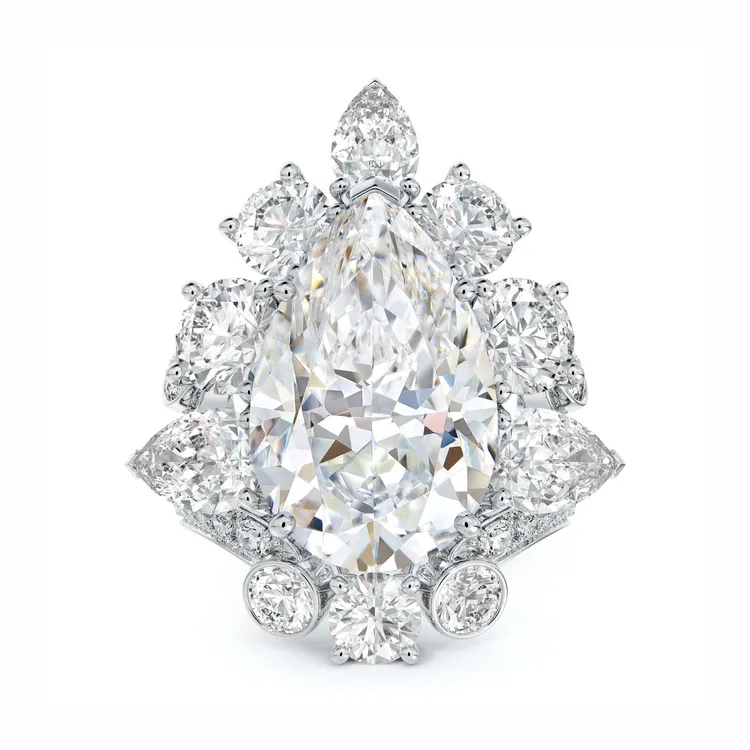 Adonis Rose Petal梨形鑽石鉑金戒指，中央梨形主鑽10.33克拉，戒指整體如大馬士革玫瑰花瓣的設計樣貌，映顯出嬌嫩閃耀光彩，約8995萬元。品牌提供
