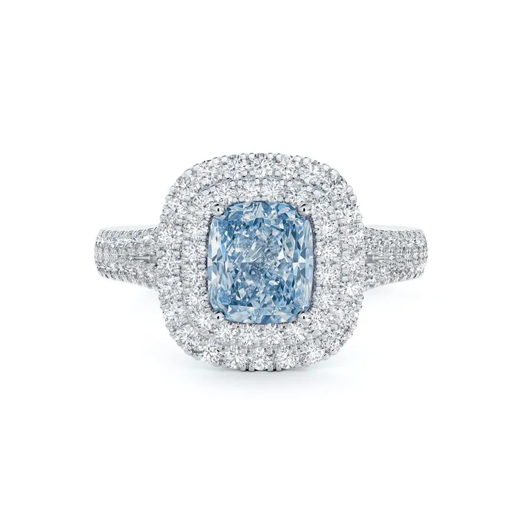 Aura Double Halo枕形切割藍鑽鉑金鑲鑽戒指，1.25克拉濃彩藍鑽發散獨特光芒，約7755萬元。品牌提供