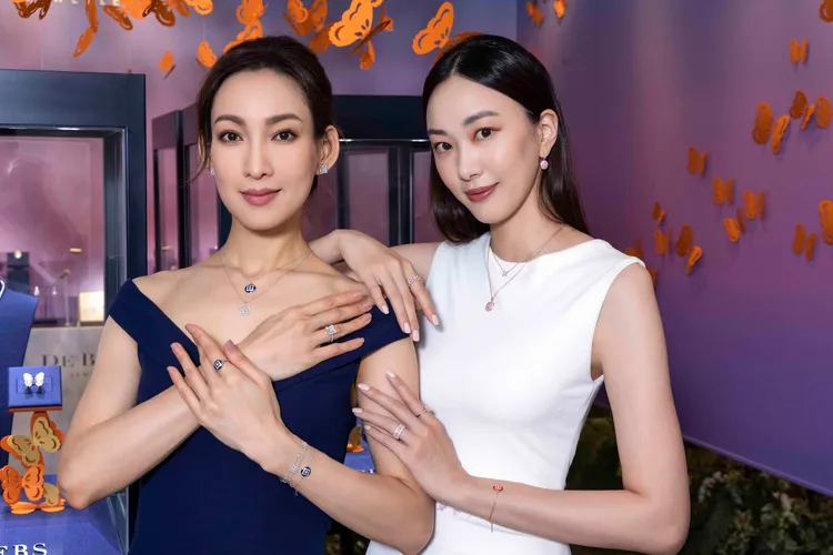 名模李曉涵（左）與張敏紅演繹De Beers Enchanted Lotus彩色琺瑯珠寶系列。品牌提供
