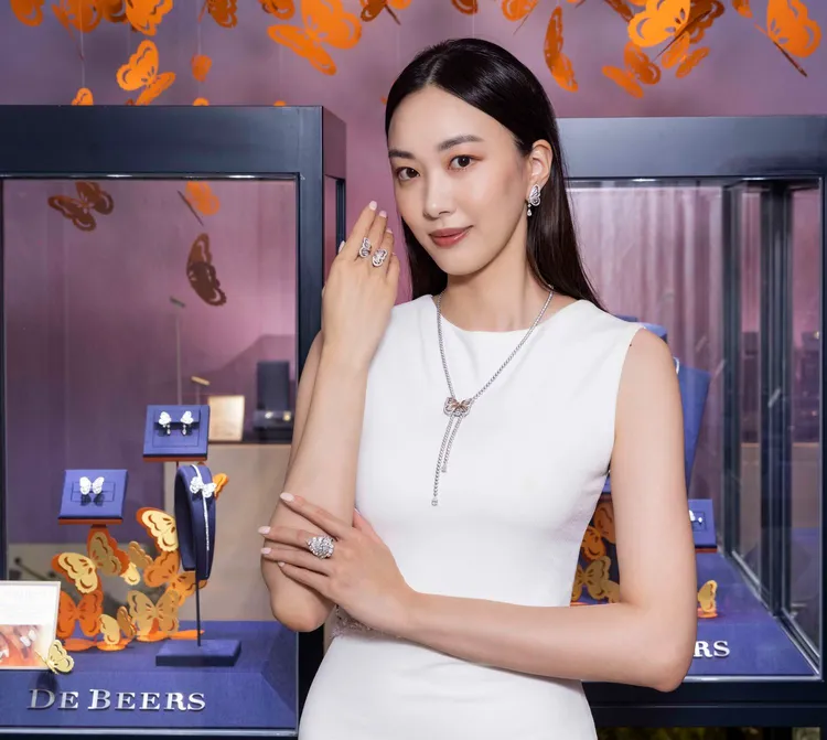 名模張敏紅優雅演繹De Beers Portraits of Nature系列butterfly高級珠寶系列。品牌提供