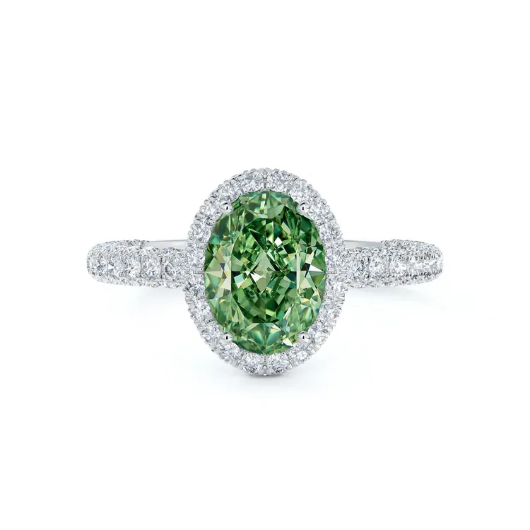 Aura橢圓形切割綠鑽鉑金鑲鑽戒指，豔彩綠鑽重1.42克拉，色澤深濃又閃耀，約6860萬元。品牌提供