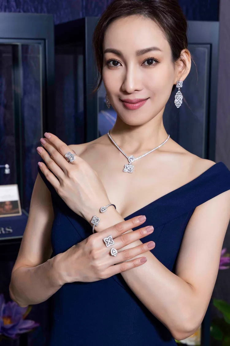 名模李曉涵展演De Beers Enchanted Lotus高級珠寶系列。品牌提供