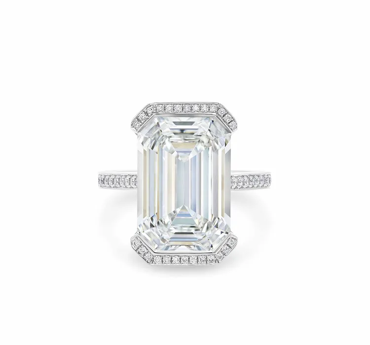 Battersea Light祖母綠形切割鑽石18K白金戒指，中央主鑽9.09克拉，具備D色、內外無瑕淨度，約6450萬元。品牌提供