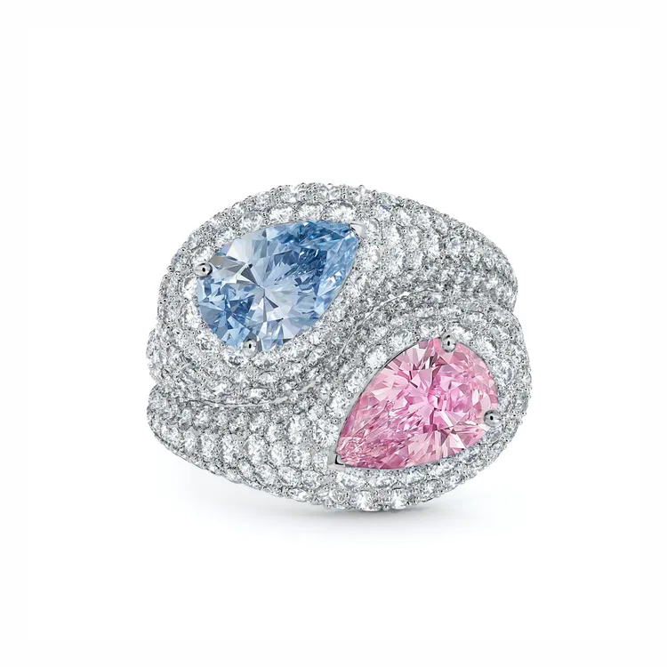 Toi Et Moi梨形切割藍鑽與粉紅鑽18K白金鑲鑽戒指，結合1.1克拉梨形切割豔彩藍鑽、1.04克拉梨形切割豔彩紫粉紅鑽的雙主鑽設計，還可拆開成2只戒指單獨佩戴，約1億8495萬元。品牌提供