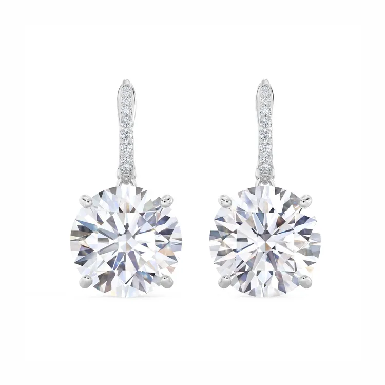 DB Classic圓形明亮式鑽石密釘鑲鑽垂墜式鉑金耳環，以兩顆各重10.11克拉的D色美鑽組成，十分耀眼，約1億9100萬元。品牌提供