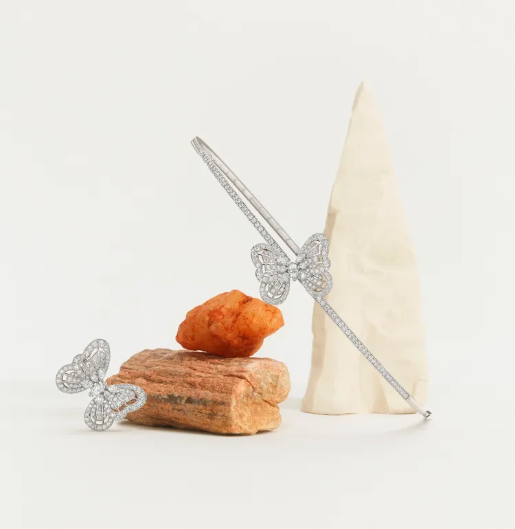 Portraits of Nature系列 butterfly鑽石戒指與髮飾，戒指約131萬元、髮飾約196萬元。品牌提供