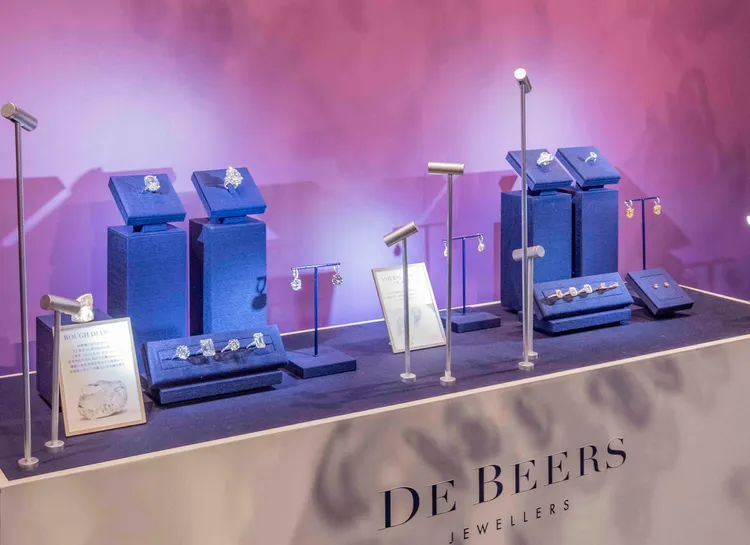 De Beers Jewellers 2023 Natural Works of Art頂級珠寶展羅列珍稀的頂級白鑽以及藍鑽、綠鑽、粉紅鑽與黃鑽等豐富如調色盤的彩鑽珠寶，光彩耀眼非凡。品牌提供