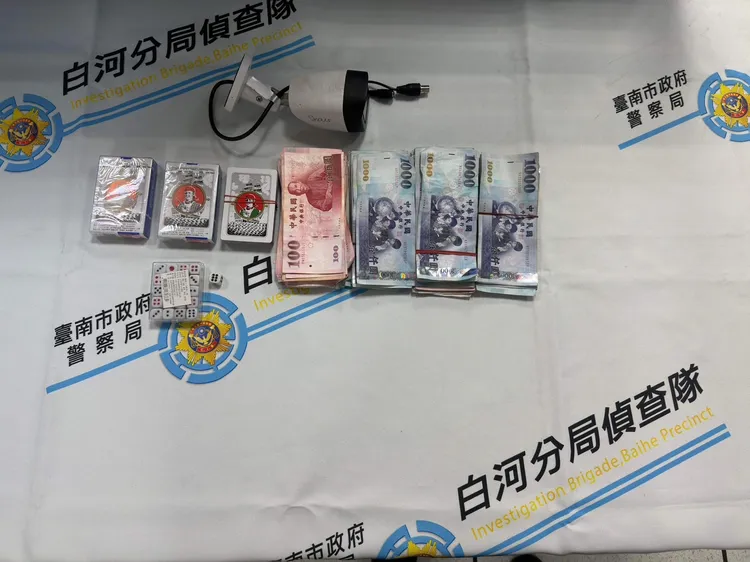 警方查扣賭資17萬餘元。翻攝畫面