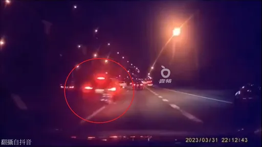 國道競速惹禍！這牌7人座猛追賓士失控　下場讓後車嚇到「那沙小啦？」