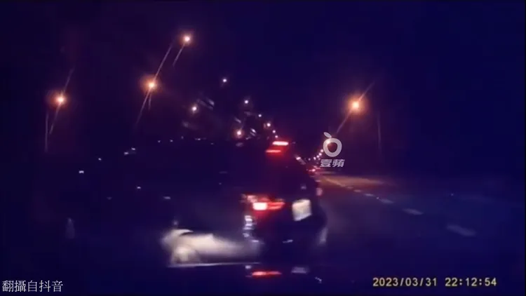 休旅車撞牆反彈回國道路中央，其他車輛趕緊煞停避免遭波及。翻攝自臉書「爆廢公社二館」