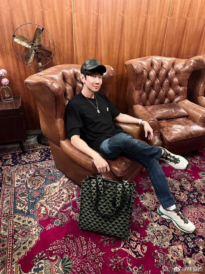 林俊傑靠金嗓紅遍華語歌壇，每年上億收入讓他生活優渥。翻攝本人微博