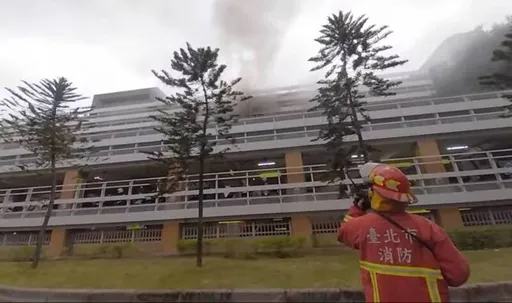 台大實驗室火警!黑煙狂竄 現場存放柴油及鋰電池