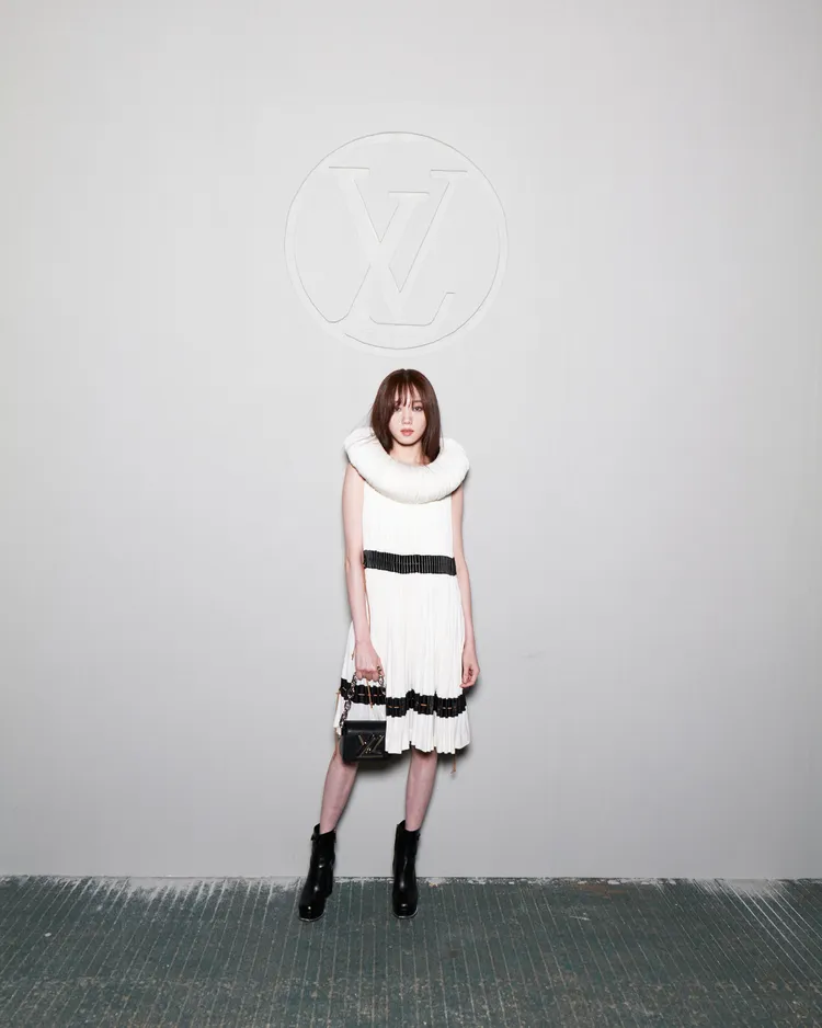 女星李聖經為出席LV大秀，挑選了領口有著特殊剪裁的洋裝。品牌提供