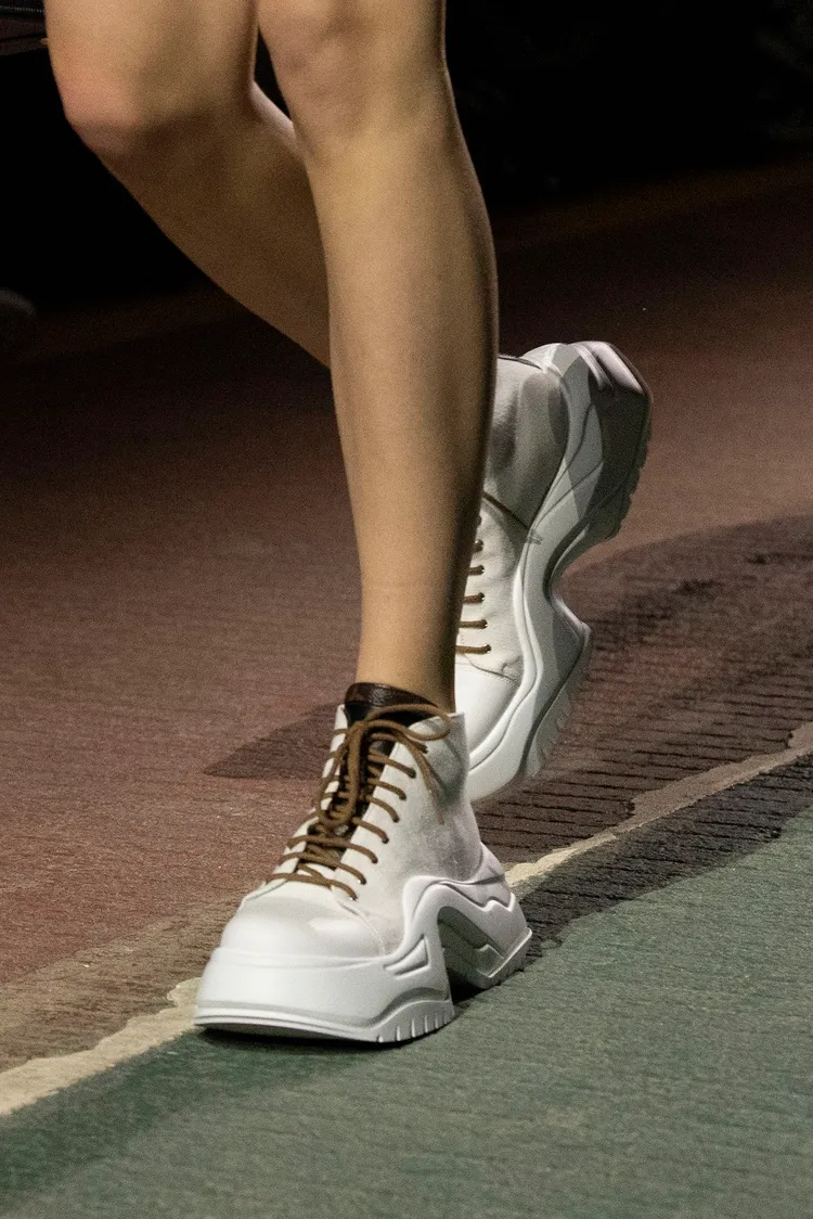 模特兒們腳上新穎的Archlight 2.0運動鞋，像是為貼心替看似無盡頭的伸展台做好準備。品牌提供