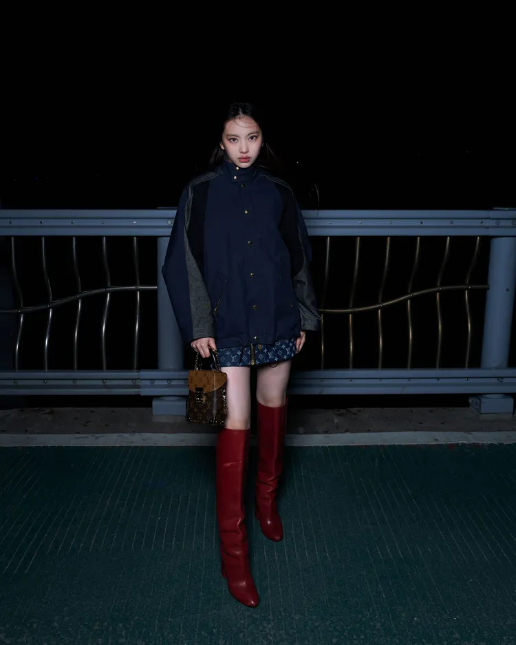 身為LV形象大使的女團NewJeans成員Hyein，以秀出美腿的裙裝俏麗出席大秀。品牌提供