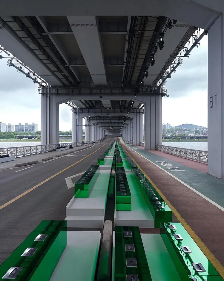 LV將早秋秀場選在首爾著名地標潛水橋上，更請來話題劇《魷魚遊戲》導演黃東赫操刀設計場景。翻攝louisvuitton IG