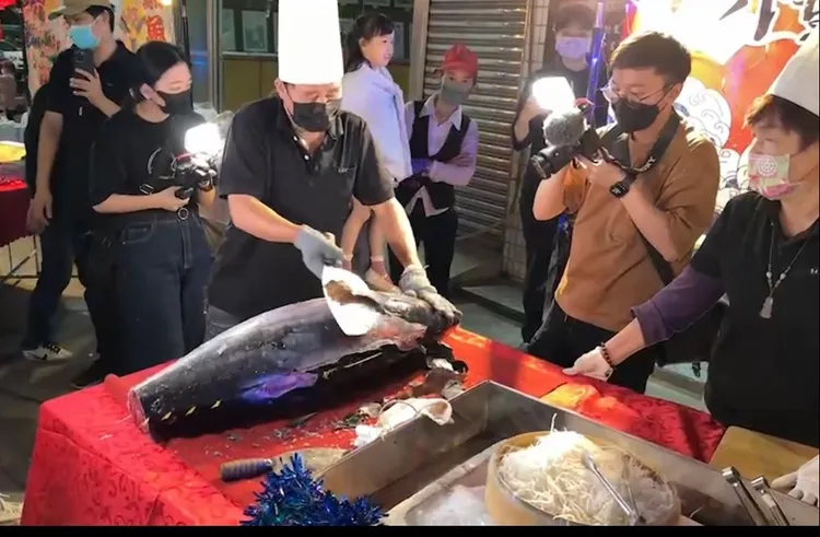 總鋪師「阿隆師」娶媳席開200桌流水席、菜色浮誇，還有現殺鮪魚秀。翻攝畫面